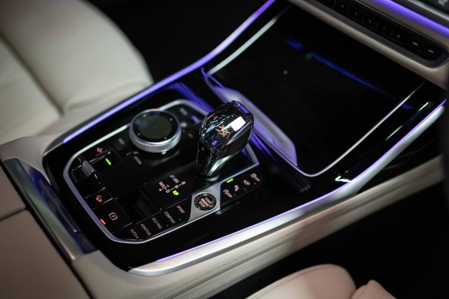 Детали интерьера BMW X7 M50i (G07) 2019 года  (JP) (фото 10 из 18)
